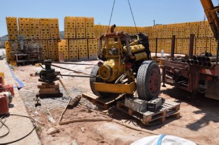 Όπως διαπιστώνετε, υπάρχουν δύο παλέτες οι οποίες σκεπάζουν το επίμαχο σημείο, πάνω στις οποίες έχει τοποθετηθεί ένα βαρύ μηχάνημα.