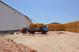 Όπως βλέπετε, το σημείο έχει καλυφθεί από παλέτες, ώστε να μην υπάρχει οπτική επαφή από κάποιον διερχόμενο έξω από το χώρο της εταιρίας για το τι συμβαίνει. 