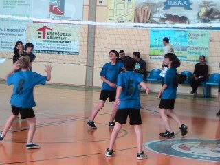 Μίνι καρφώματα για τους μικρούς αθλητές βόλεϊ στη Κερατέα
